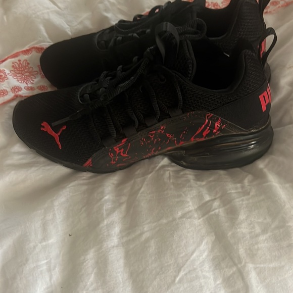 Size 5.5 US black and red Puma shoes. Worn only twice by my son, too small now. - Picture 4 of 8